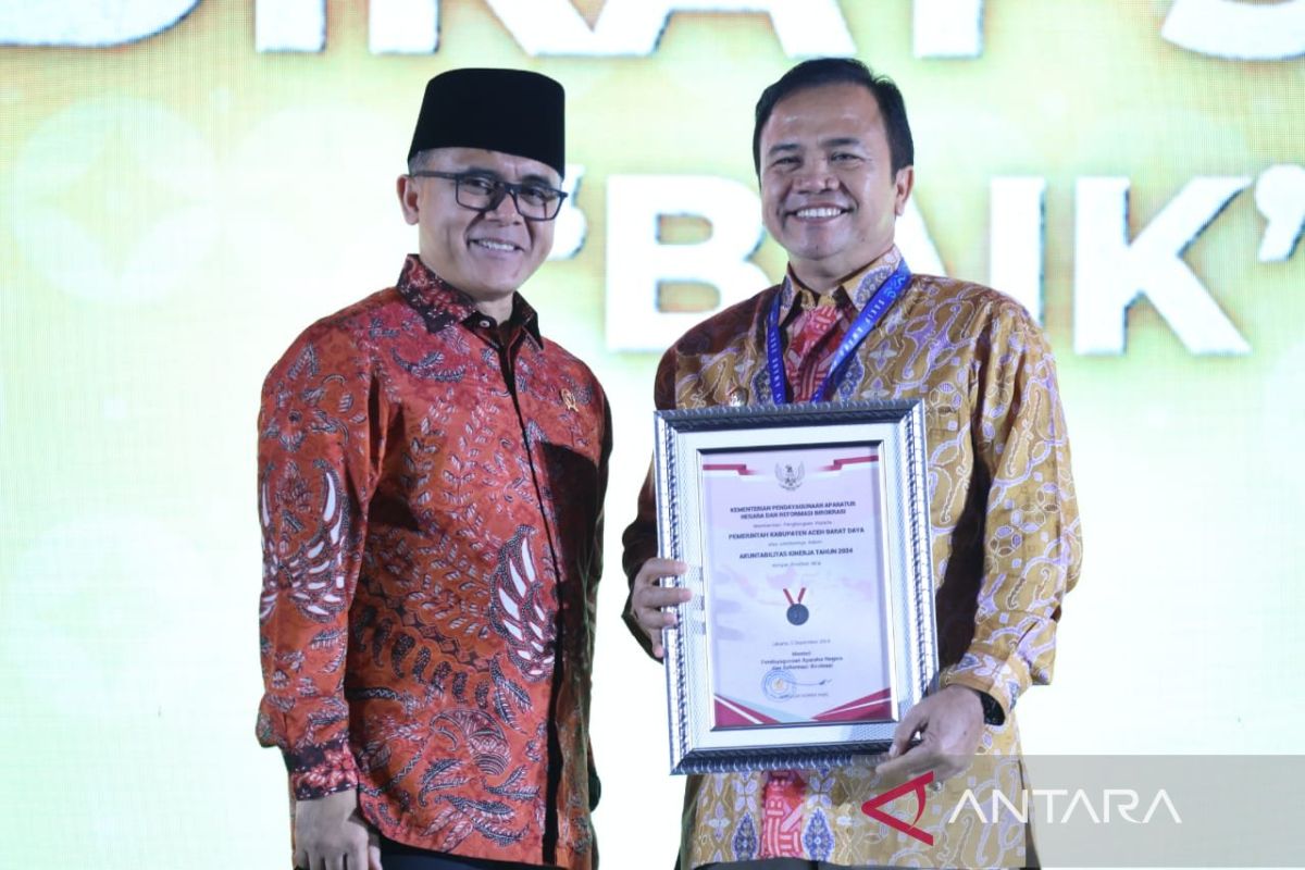 Pj Bupati Abdya terima penghargaan SAKIP Award 2024 Kemenpan RB