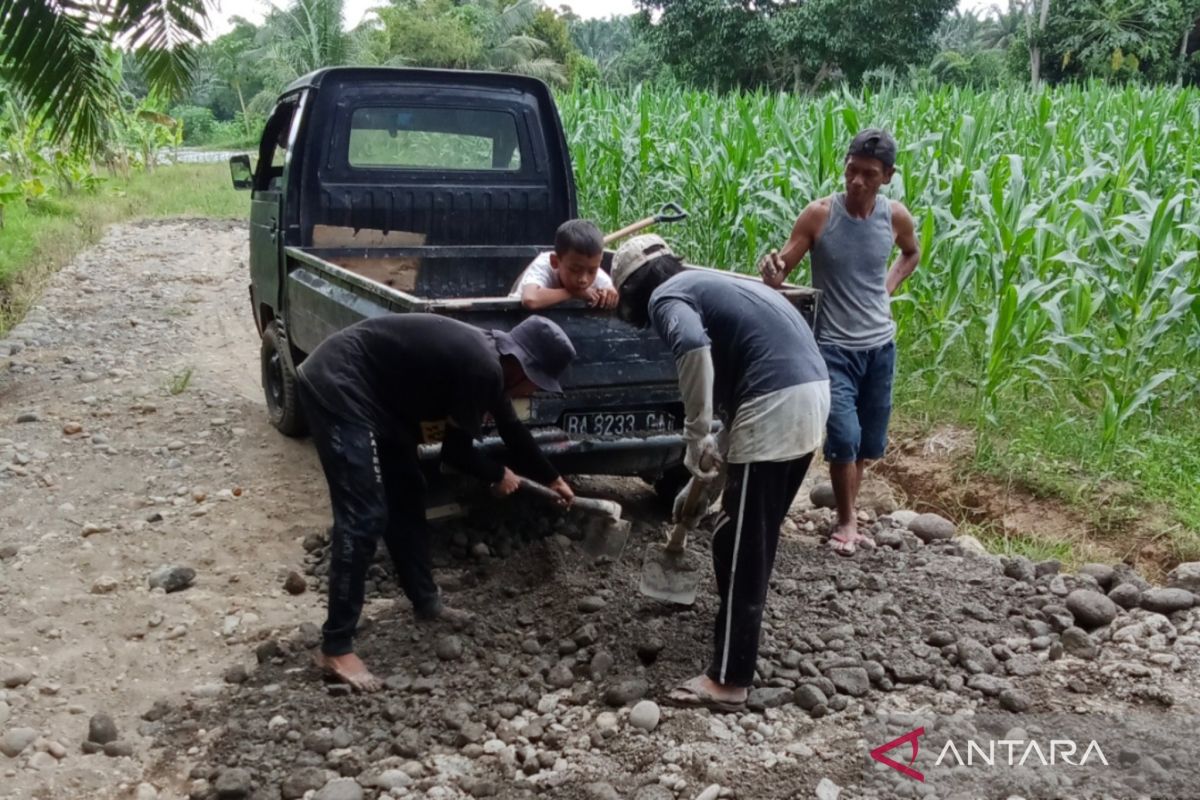 Pembangunan jalan usaha tani di Mukomuko ditargetkan selesai pekan ini