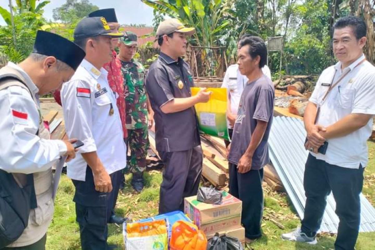 Rejang Lebong salurkan bantuan korban tertimpa pohon dan kebakaran