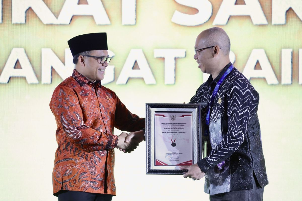 Tapin receives SAKIP award for effectively managing development funds