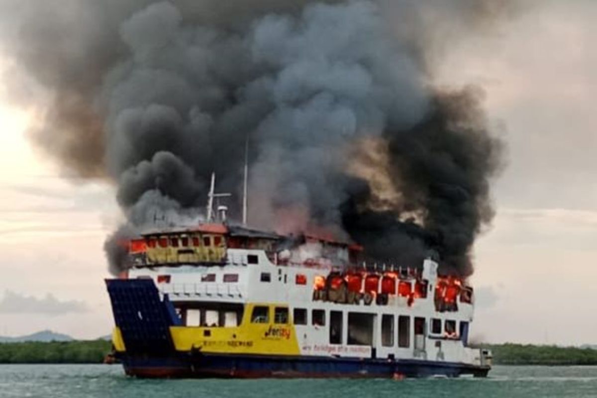 Kapal roro KMP Tandeman terbakar di perairan Pulau Asam Kepri