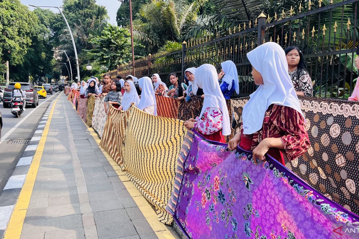 Kota Bogor bentangkan batik 4,1 kilometer peringati Hari Batik Nasional