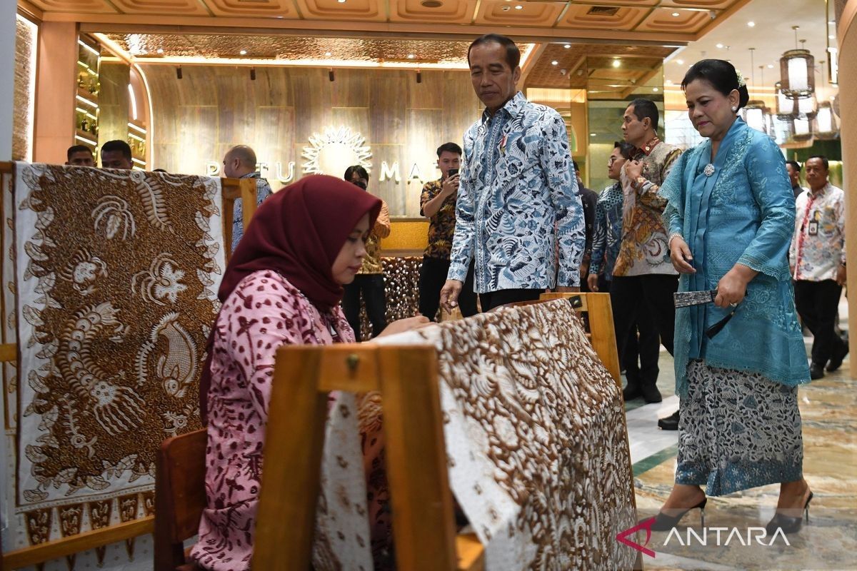 Presiden Jokowi ajak masyarakat untuk kenakan batik dengan rasa bangga