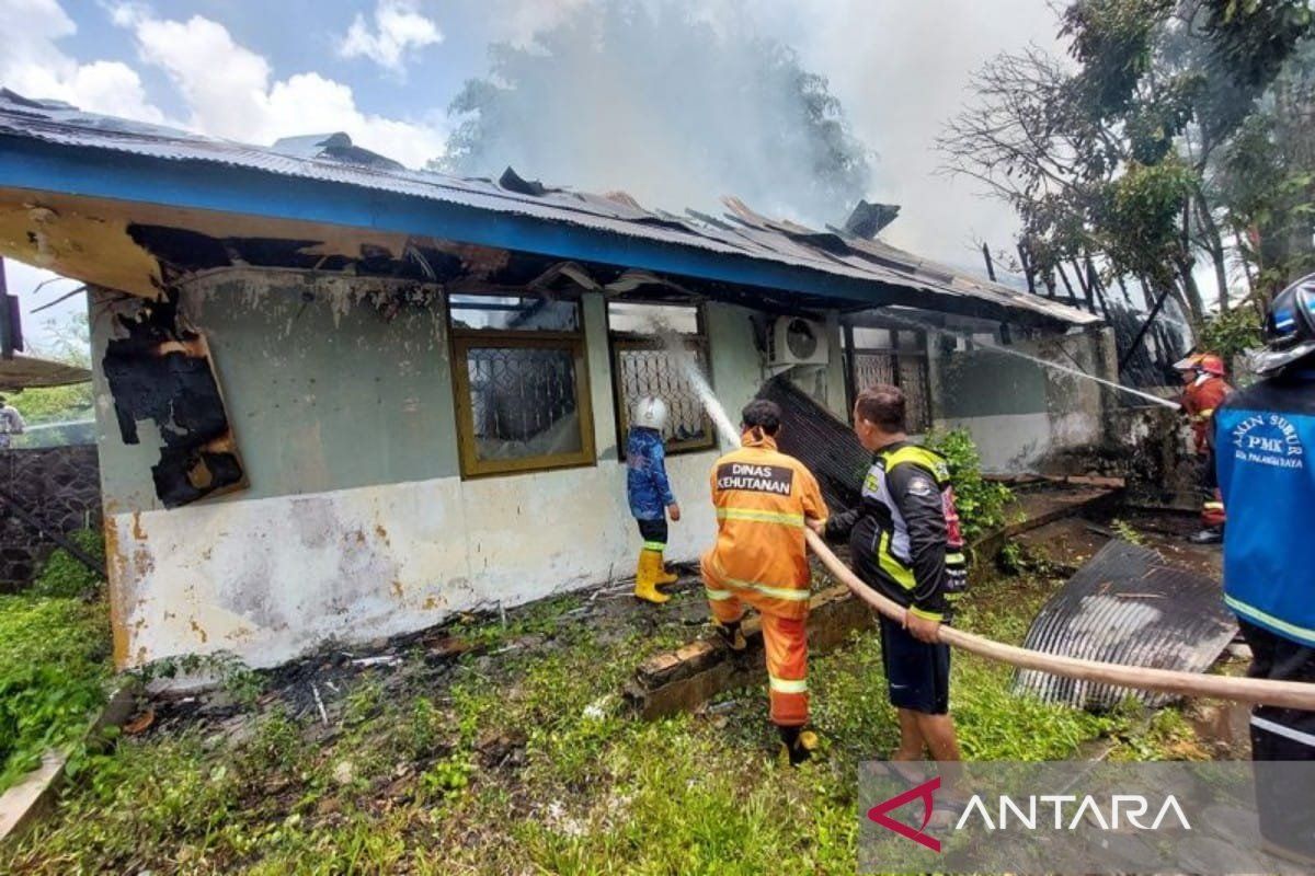 Rumah dinas PT Telkom di Palangka Raya hangus terbakar