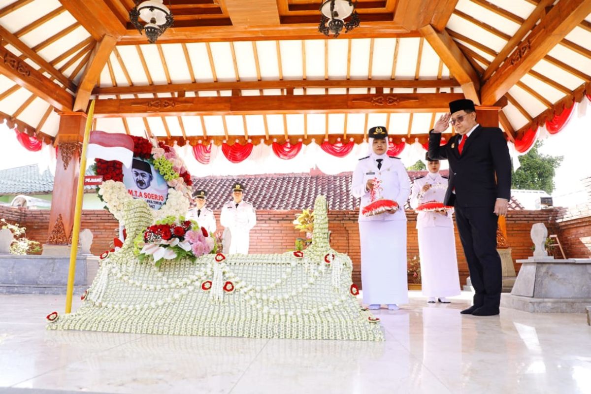 Pj Gubernur Jatim Adhy Karyono berziarah ke makam Gubernur Soerjo