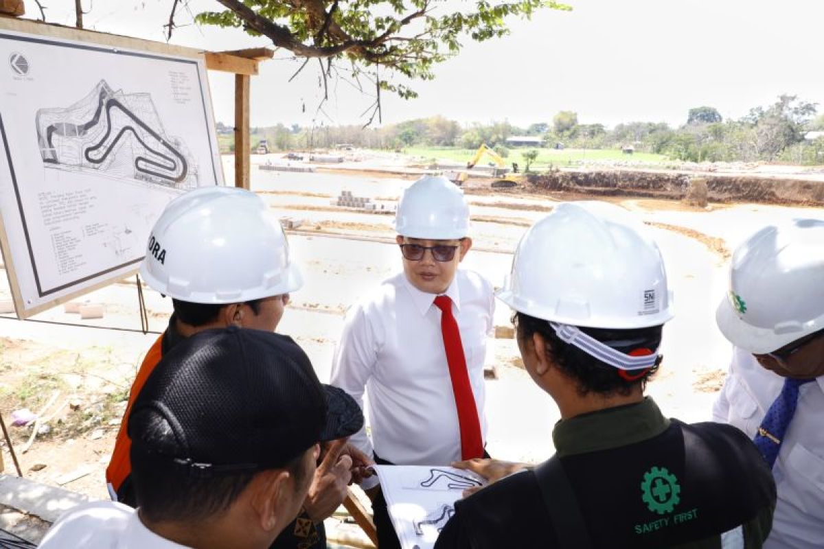 Pj Gubernur Jatim Adhy tinjau progres sirkuit balap di Parang Magetan