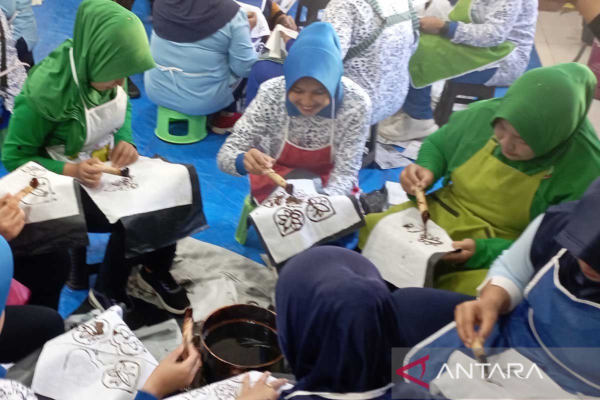 Peringati Hari Batik, 150 anggota Dharma Pertiwi dilatih membatik