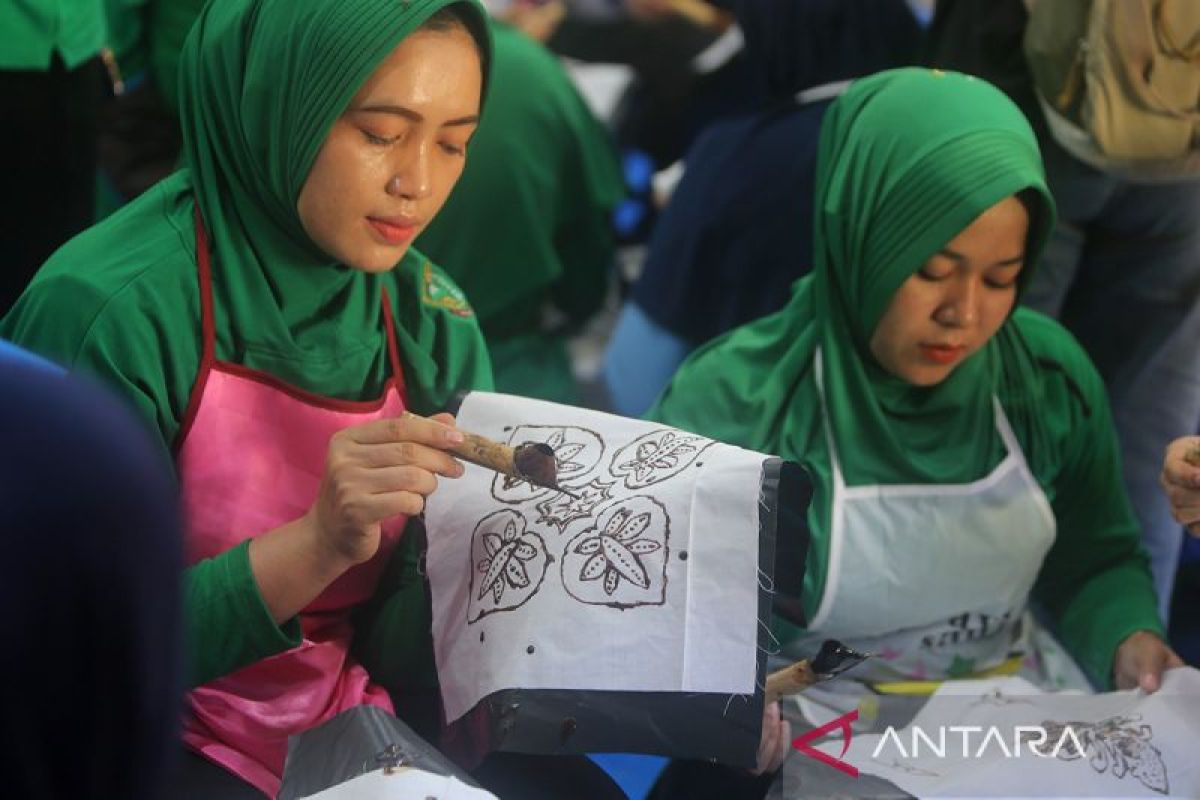 FOTO - Belajar membatik pada hari batik nasional