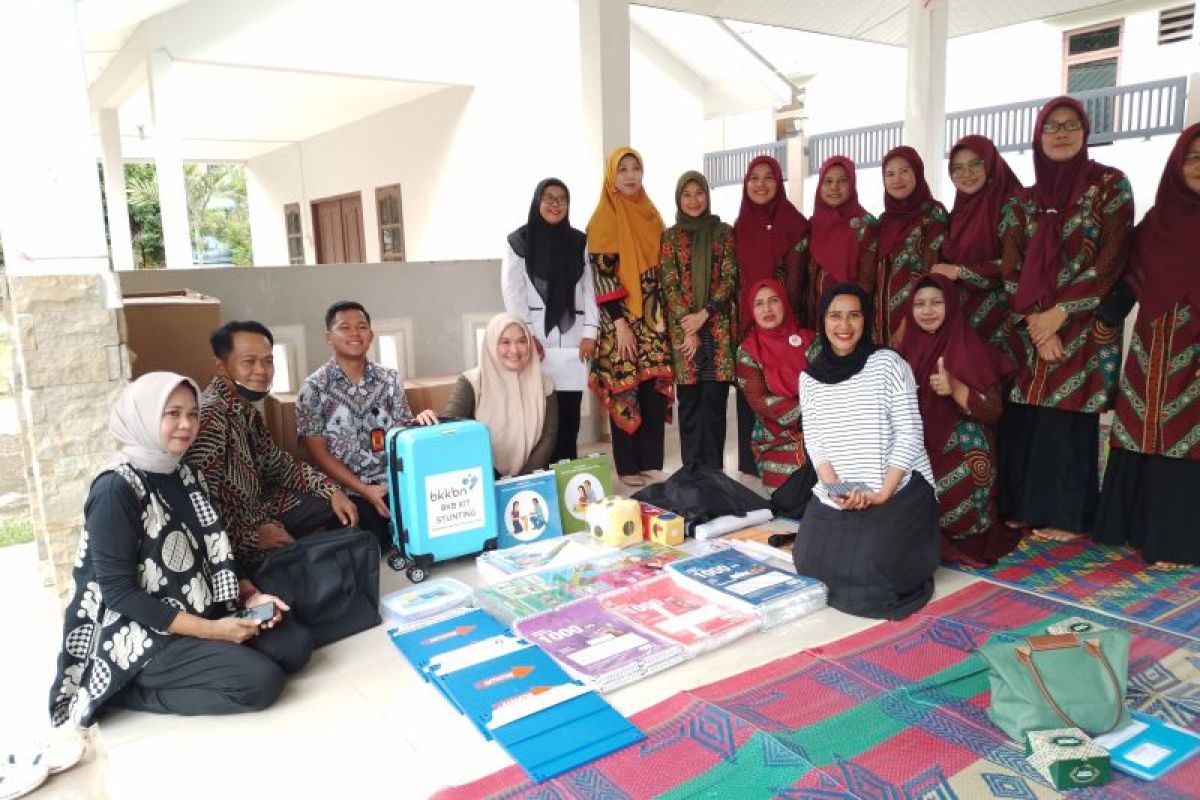 DP3AP2KB Batam bagikan stunting kit ke BKB untuk edukasi keluarga