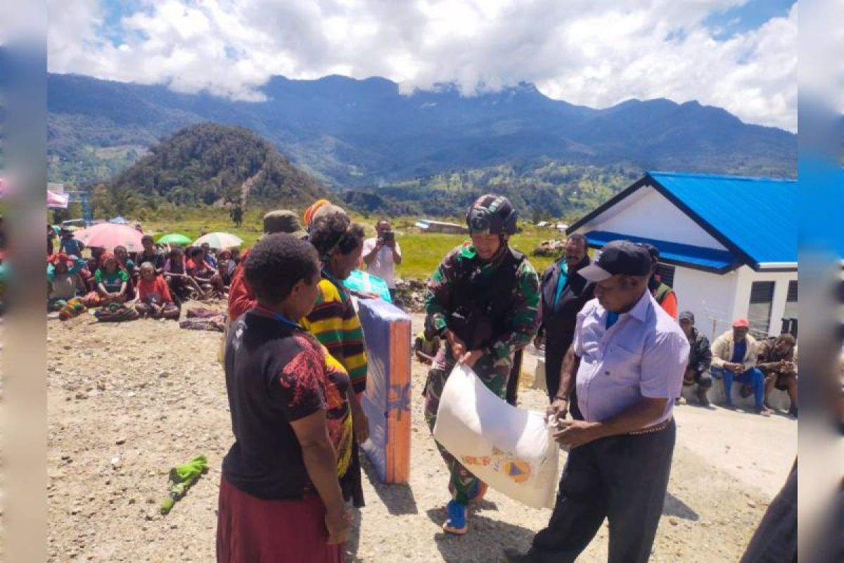 BPBD Puncak dan Satgas Yonif 751/VJS bagikan sembako ke tujuh distrik