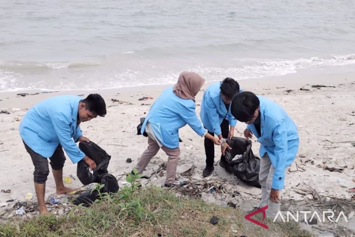 Mahasiswa UBB jurusan ilmu politik lakukan kegiatan kesadaran etika lingkungan di pantai Kuala