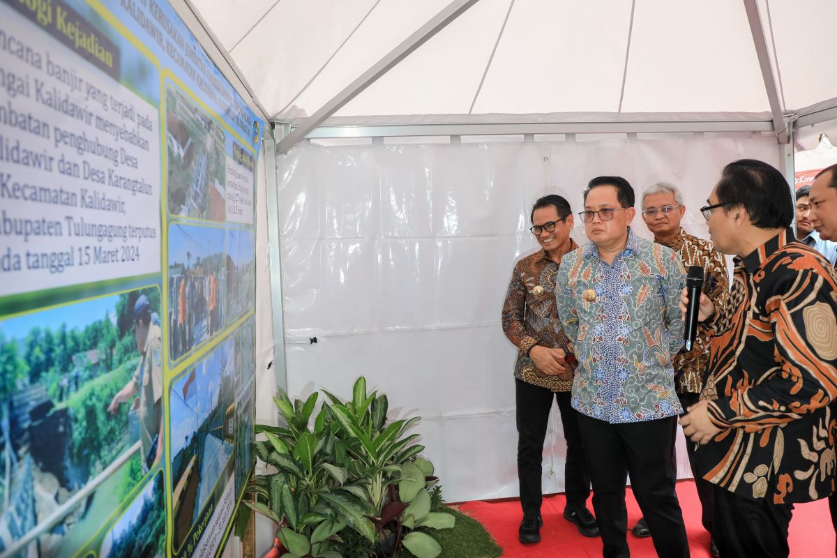 Pj Gubernur Jatim resmikan jembatan Kalidawir yang terdampak banjir