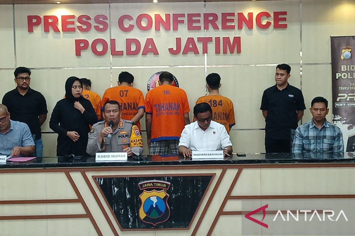 Empat orang mengaku polisi peras pengguna narkoba di Jatim