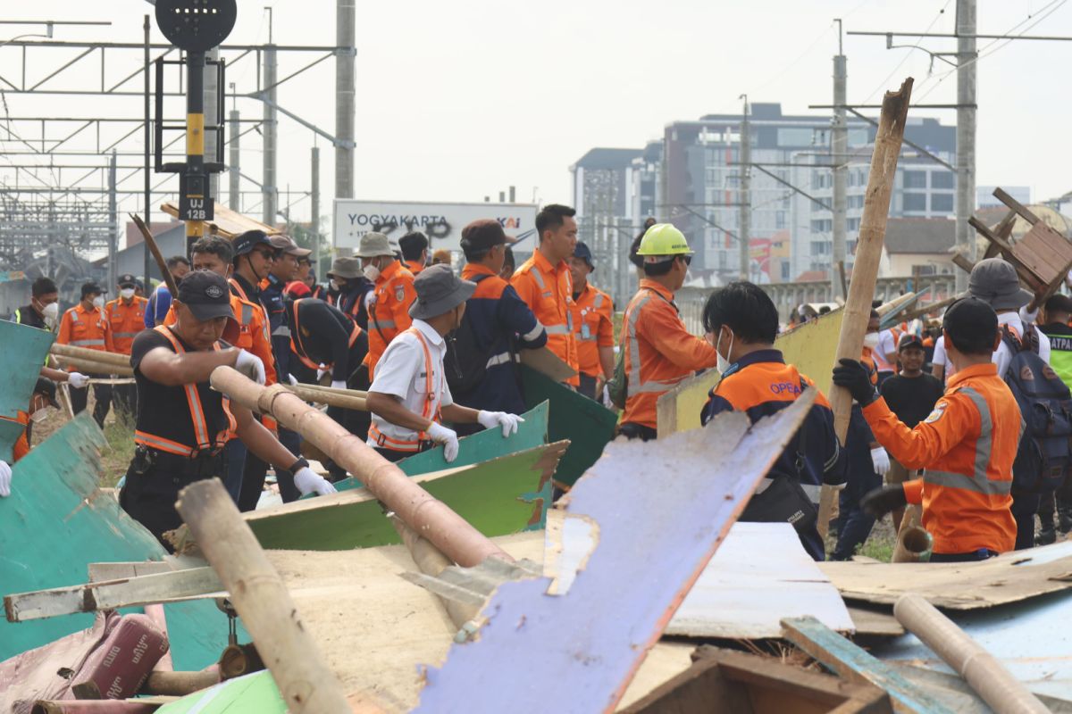 KAI Daop 6 sterilisasi kawasan Bong Suwung Yogyakarta