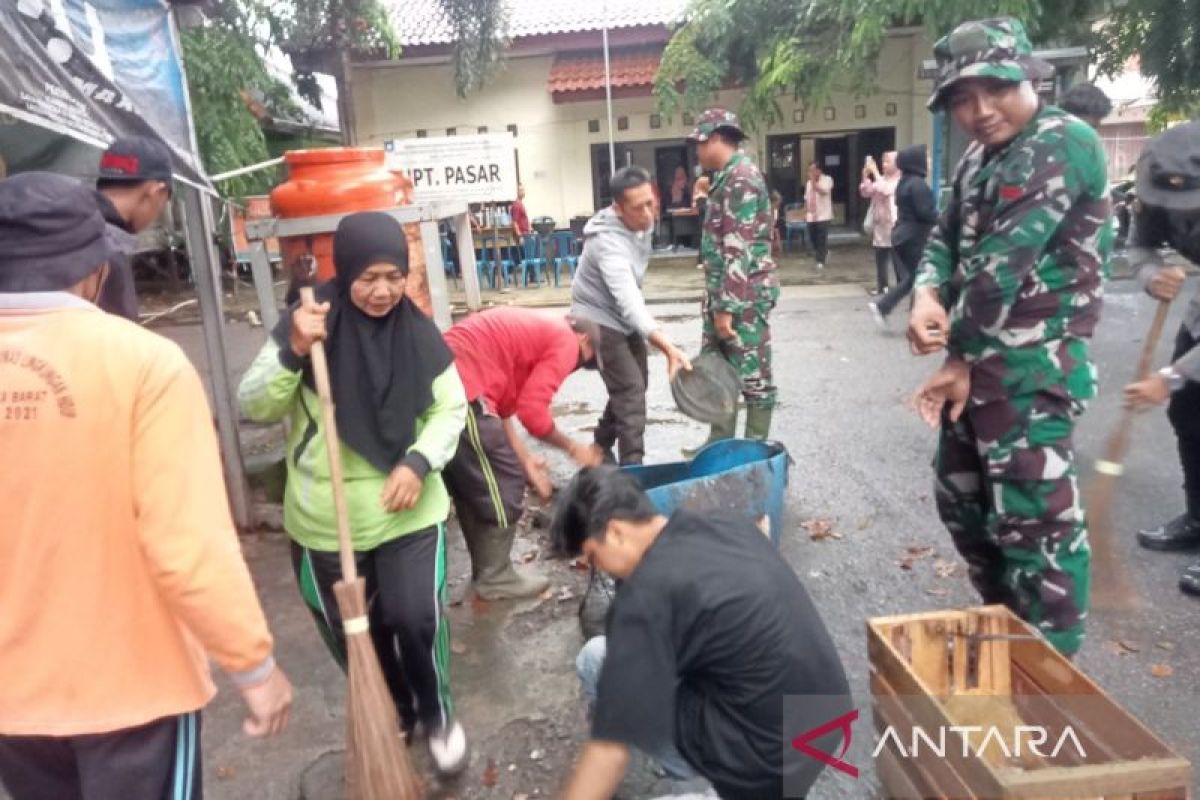 Tim gabungan di Bangka Barat bersih sampah Pasar Mentok