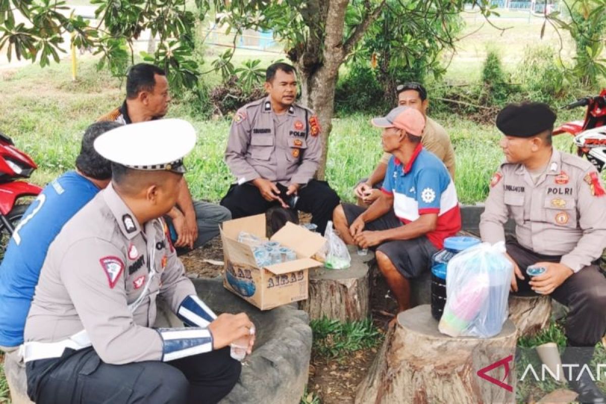 Polsek Lirik sosialisasi Pilkada damai bersama komunitas trabas