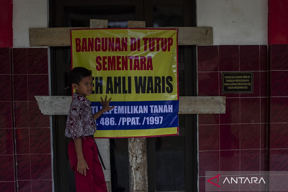 Penyegelan ruang kelas sekolah di Pandeglang