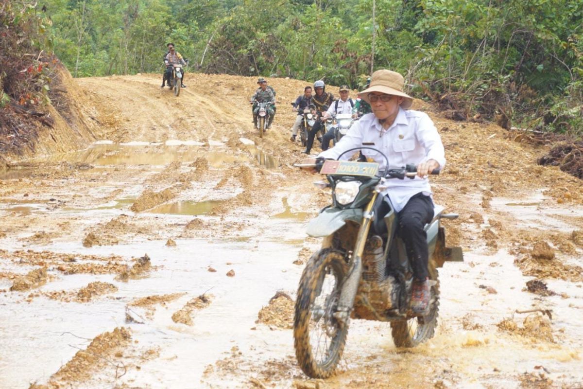 TNI membuka akses daerah terpencil di Desa Selaup Kapuas Hulu Kalbar