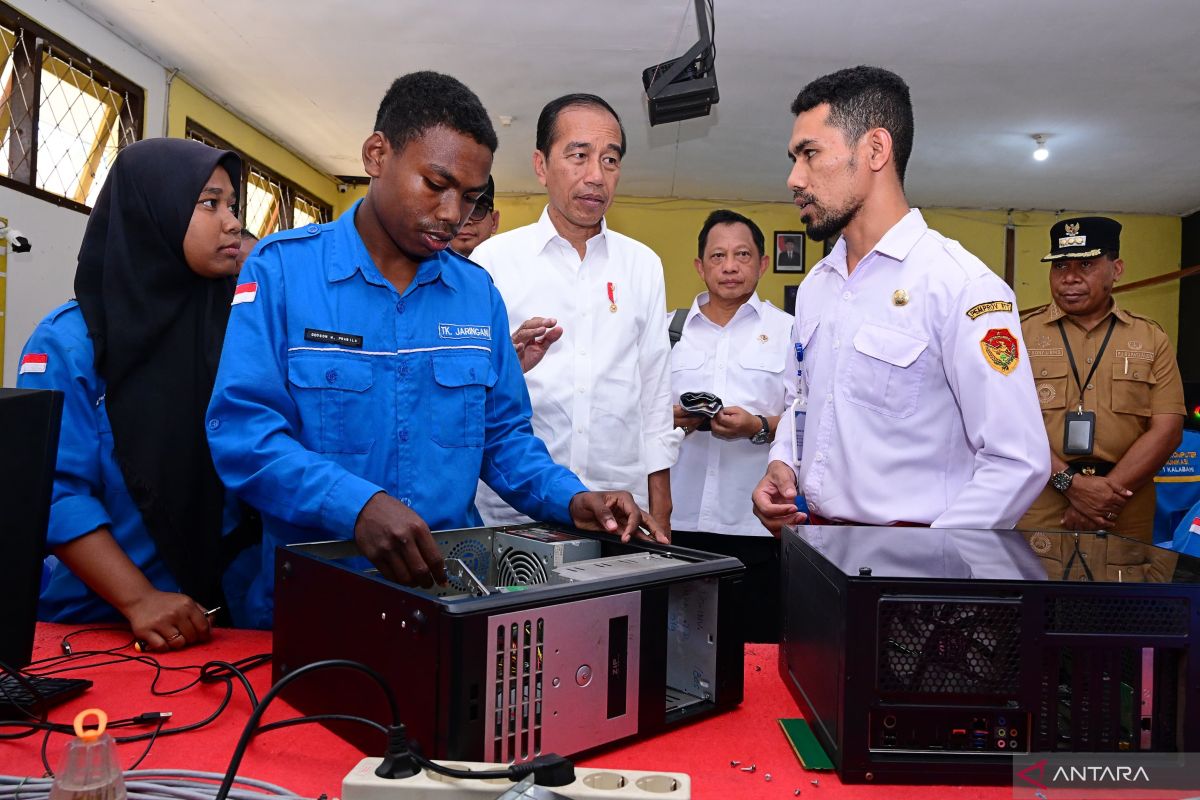 President reviews facilities at Alor vocational high school