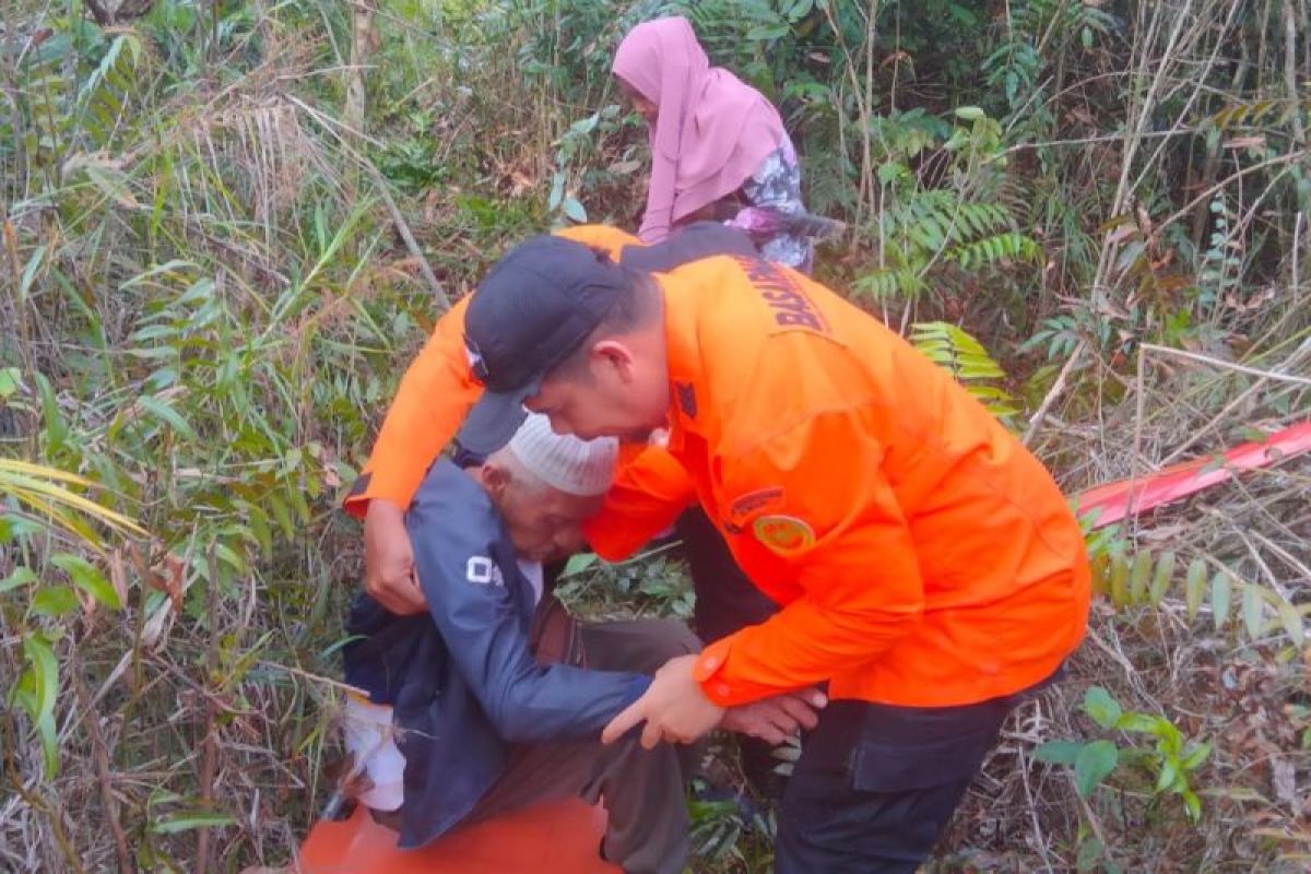 Basarnas evakuasi pasutri lansia tersesat di hutan Nanga-nanga Kendari