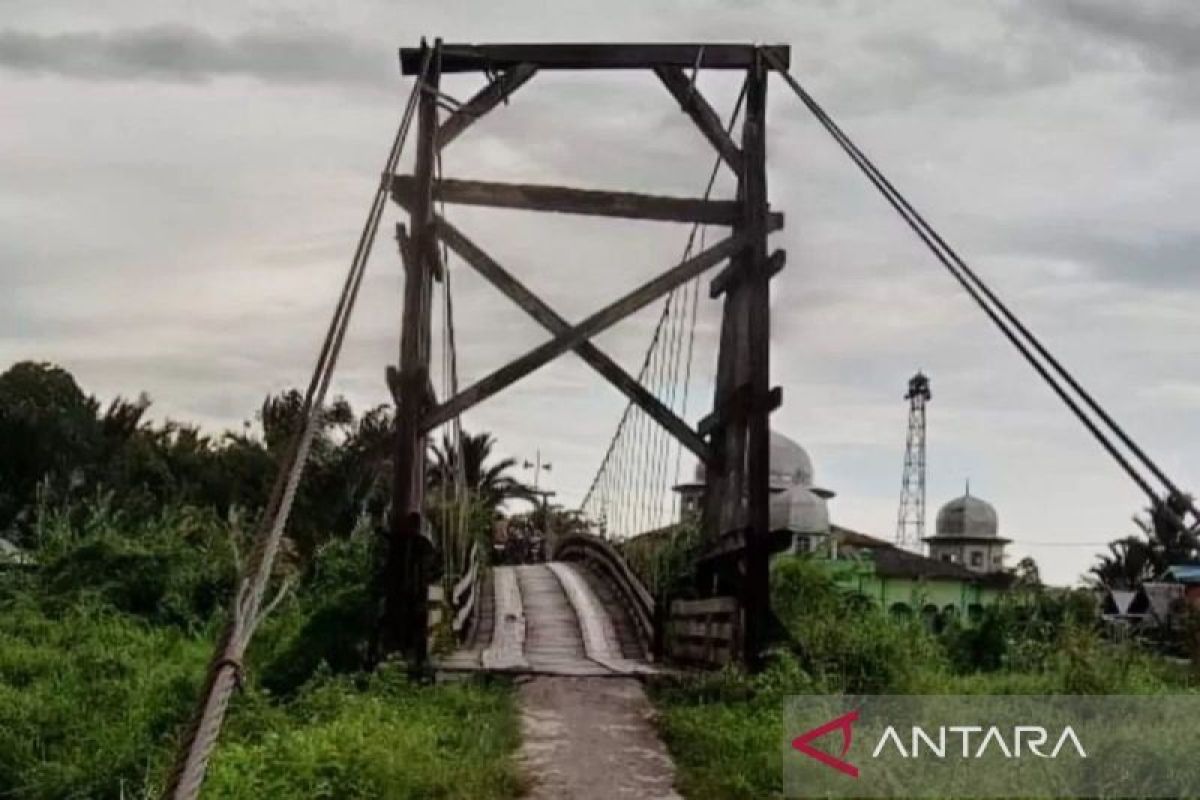 Dinas PUPR HSU bongkar jembatan gantung Teluk Mesjid-Tambalang Kecil Sungai Pandan