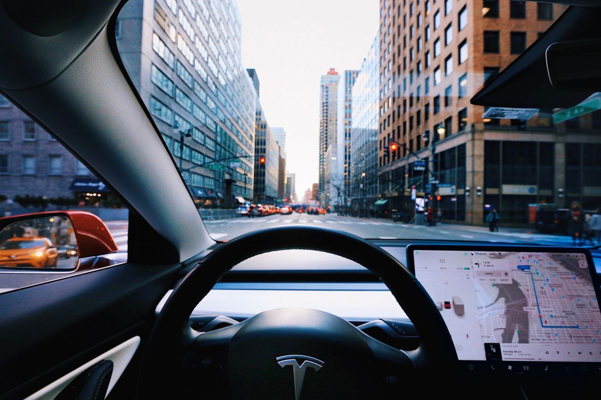 Tesla hapus Spotify gratis dari langganan Premium Connectivity