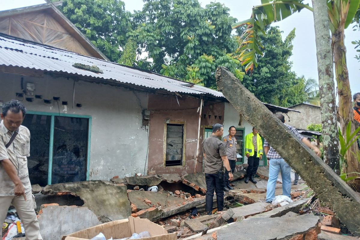 Polisi evakuasi seorang korban meninggal akibat tembok roboh di Kota Jambi