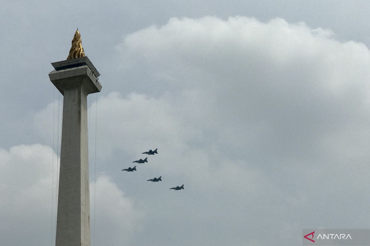 TNI AU tampilkan atraksi Flanker vs Fighting Falcon di Monas