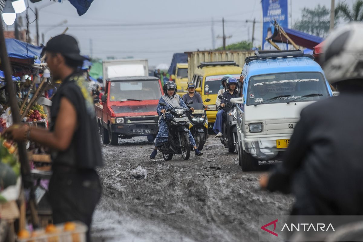 Akses jalan rusak di Kota Serang