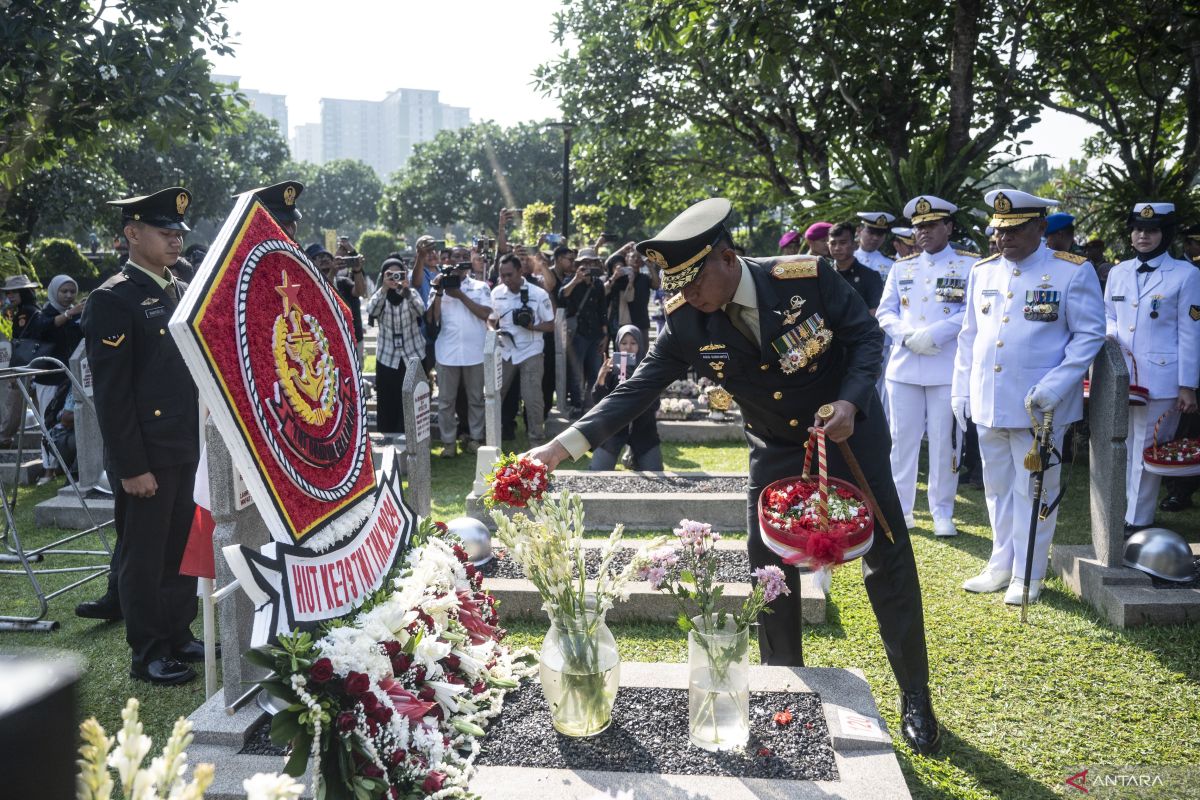 HUT Ke-79 TNI, Panglima dan jajarannya ziarah ke TMP Kalibata