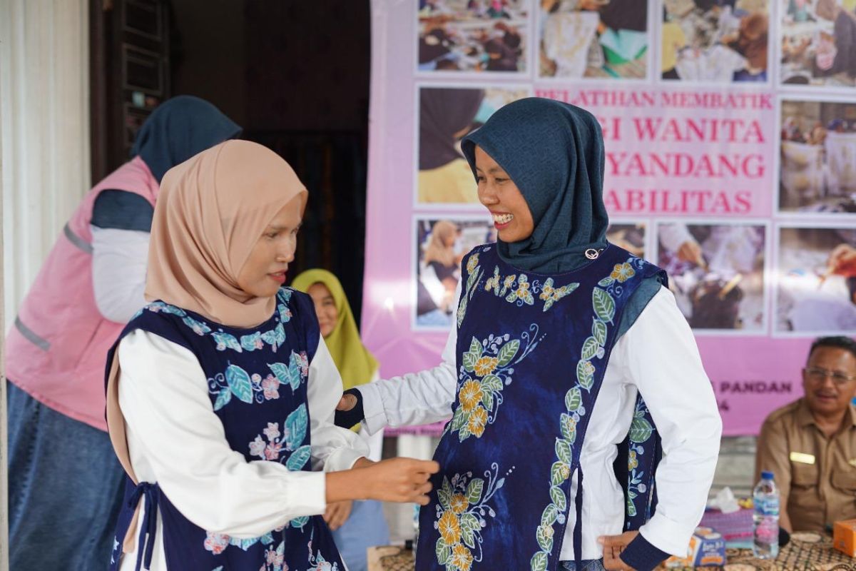 Srikandi PLN dukung pemberdayaan perempuan disabilitas melalui pelatihan membatik