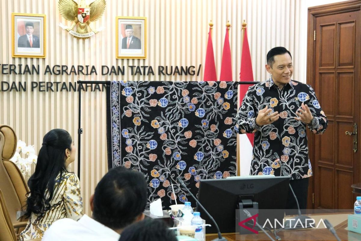 Menteri AHY luncurkan Batik Sekar Pace Bhumi untuk jajaran Kementerian ATR/BPN