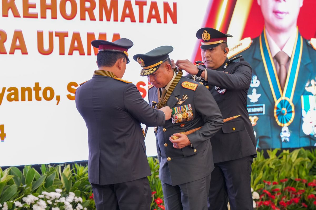 Kapolri sematkan Bintang Bhayangkara Utama ke Panglima dan 3 Kepala Staf TNI