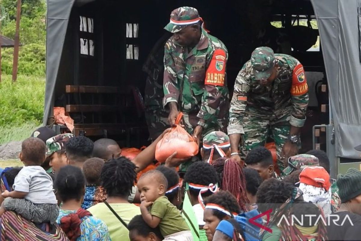 Aparat bagikan 1.000 paket sembako di Nduga dalam rangka HUT TNI