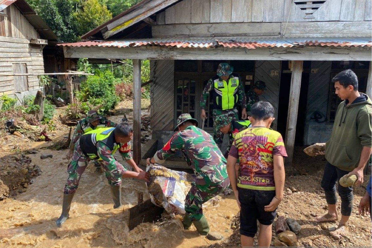 TNI bantu bersihkan material banjir bandang di Aceh Tengah