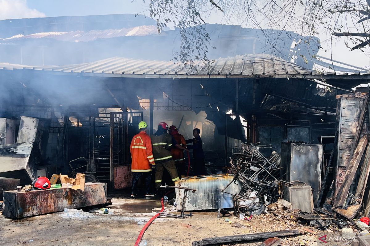 Kerugian kebakaran toko reparasi alat kantor di Bogor capai ratusan juta