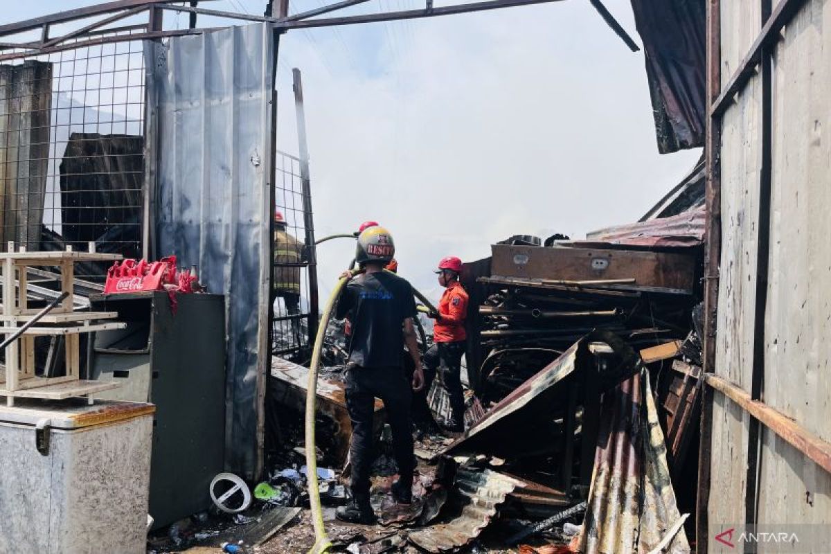 Tujuh mobil pemadam diterjunkan tangani kebakaran toko dan rumah di Kota Bogor