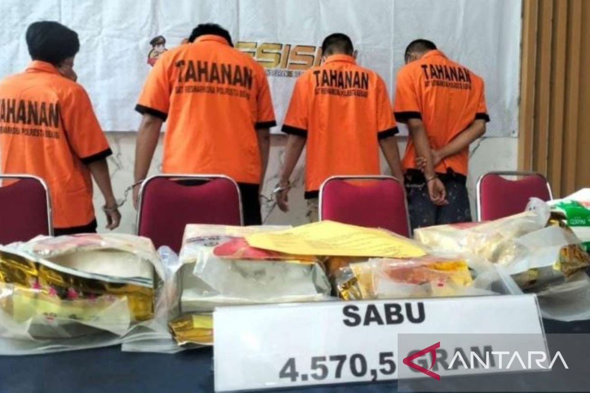 Polres Metro Bekasi ringkus empat pengedar sabu dan ganja