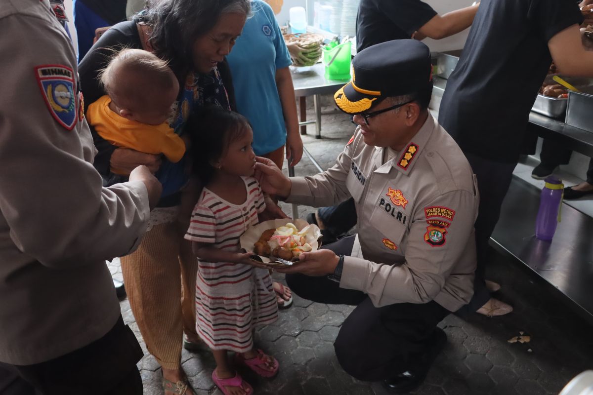 Kapolres Jakut makan siang bersama warga Pluit