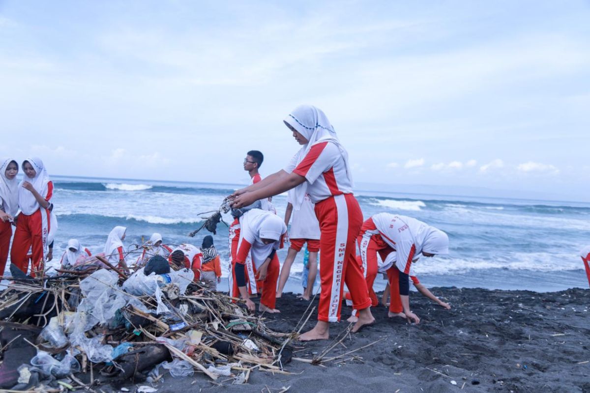 DLH Jatim edukasi warga Jember jaga kebersihan lingkungan pantai