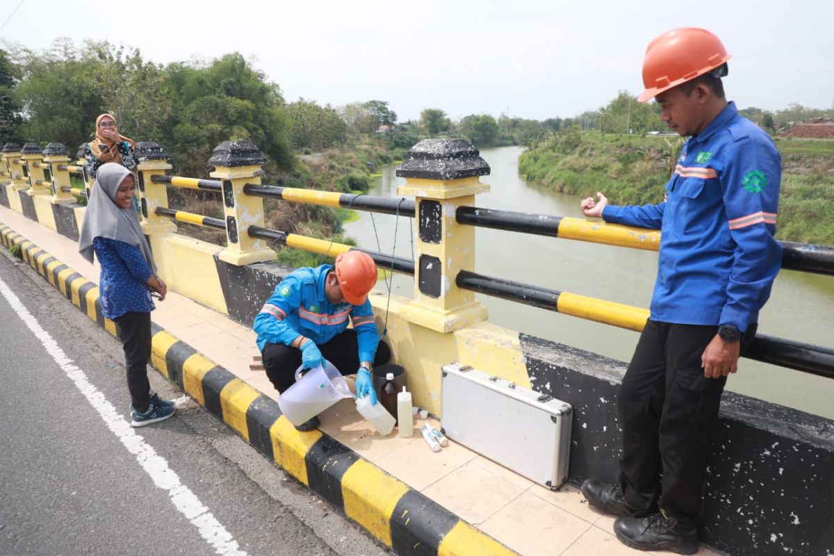 Dinas Lingkungan Hidup Madiun uji kualitas air sungai di tujuh titik