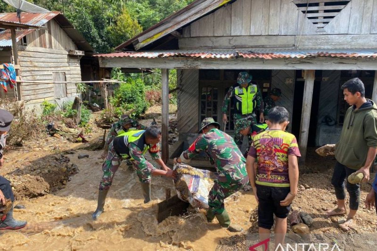 TNI bantu bersihkan sisa material banjir bandang di Aceh Tengah