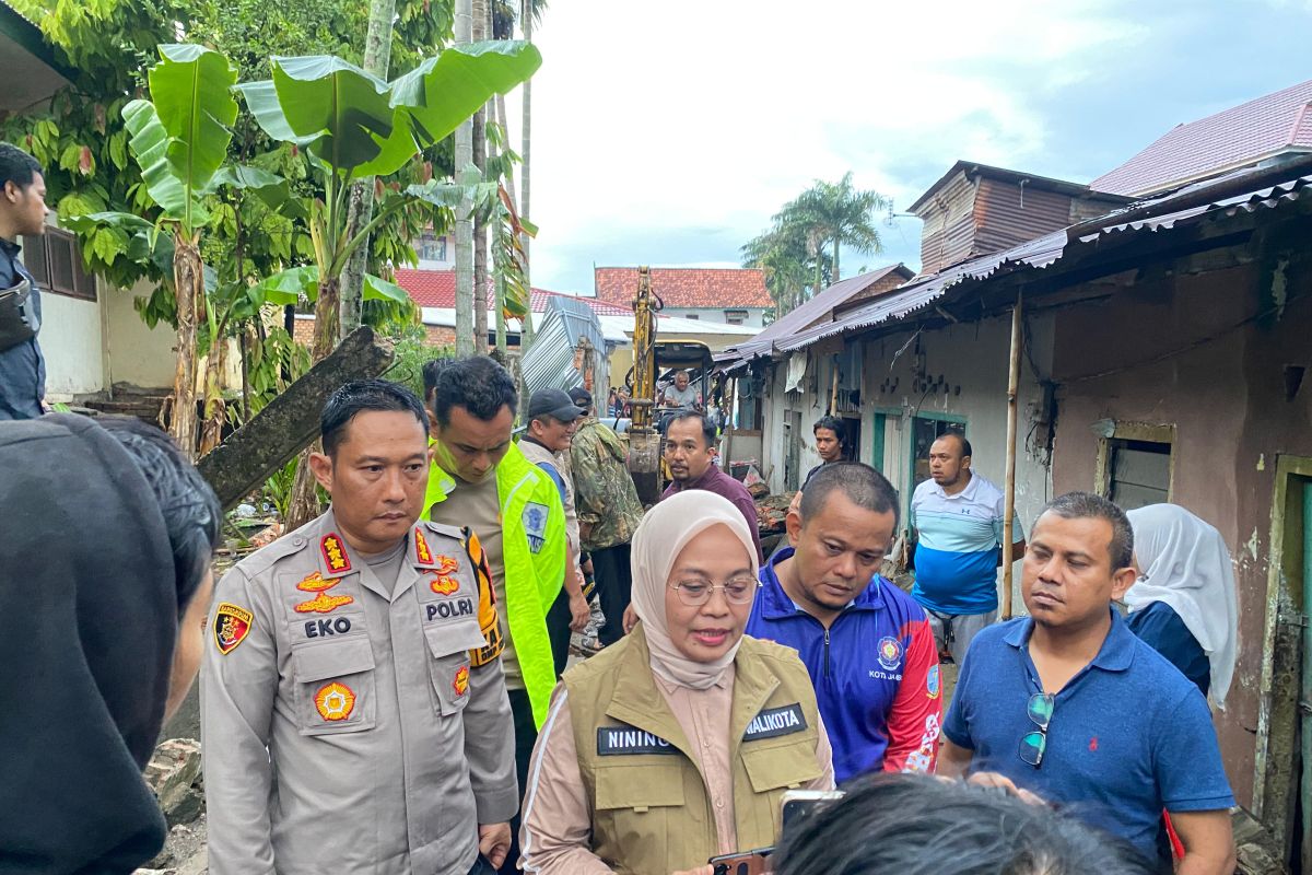 Pj Wali Kota Jambi tinjau lokasi tembok sekolah roboh