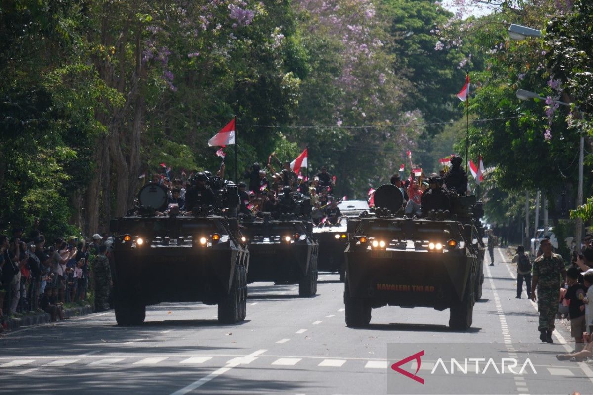 Warga Kota Denpasar antusias saksikan defile HUT Ke-79 TNI