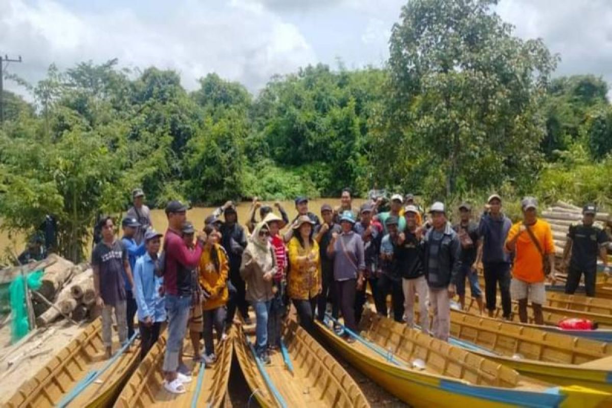 Pemdes Tumbang Mangkutup terima bantuan tujuh unit perahu