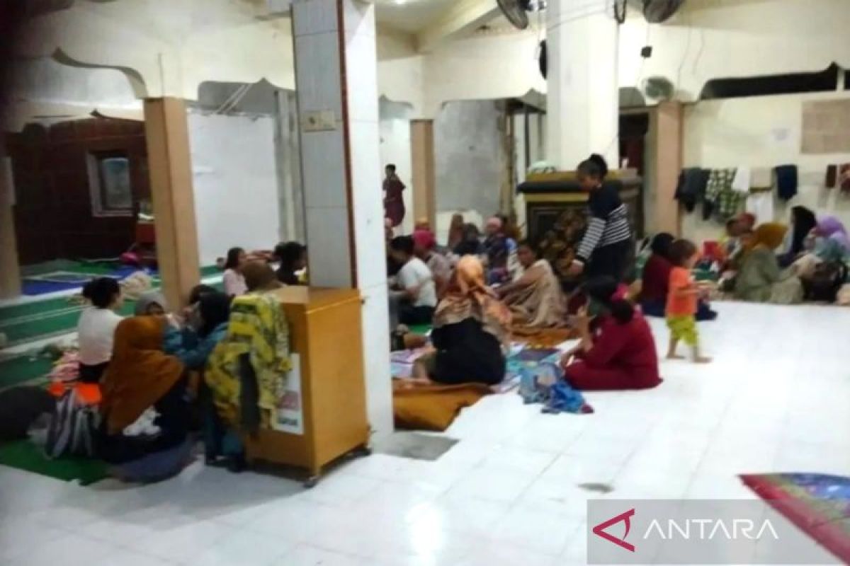 Ratusan keluarga di Padang Pariaman terpaksa mengungsi ke masjid akibat longsor