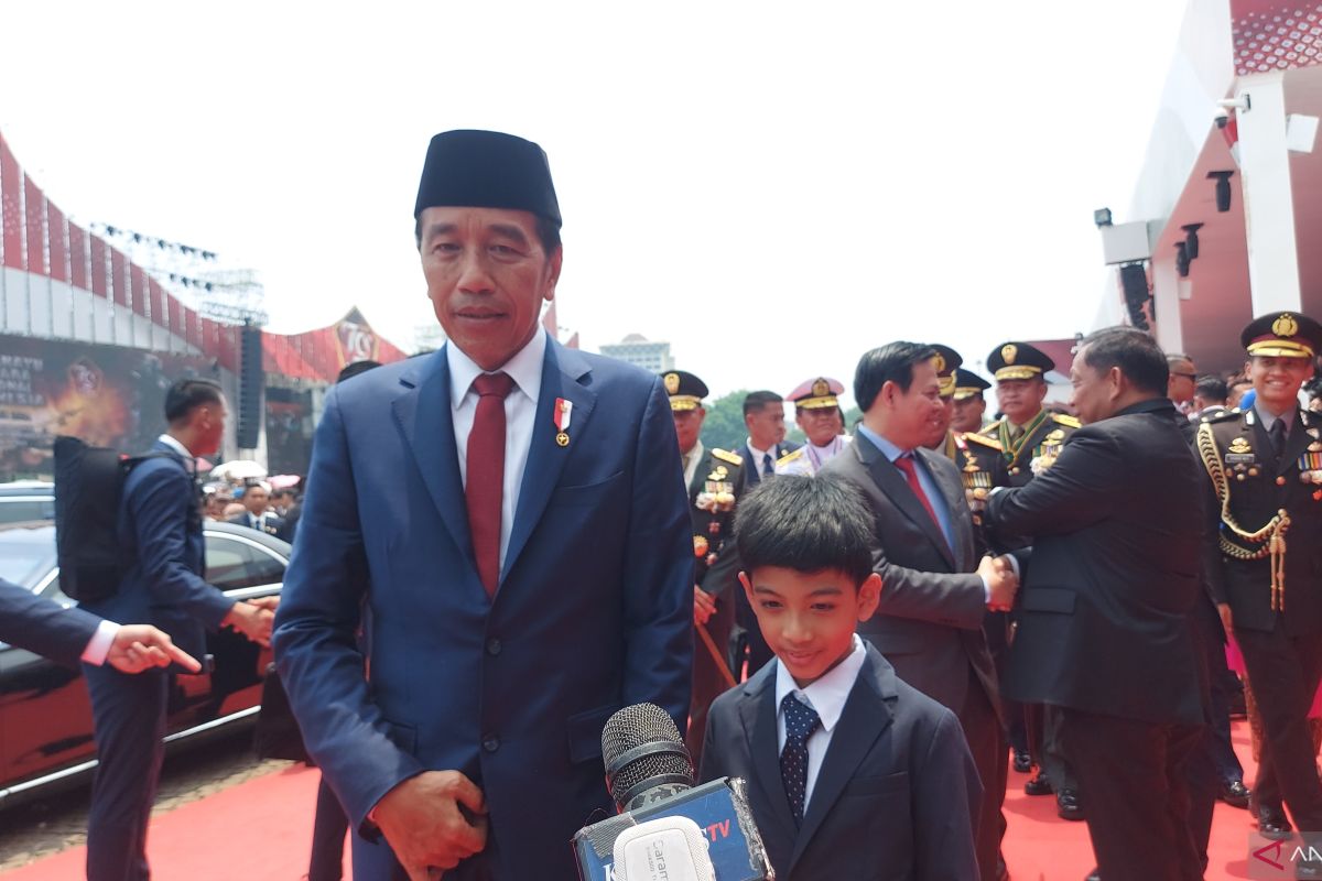 Presiden Jokowi ajak sang cucu saksikan langsung pertunjukan prajurit TNI di Monas