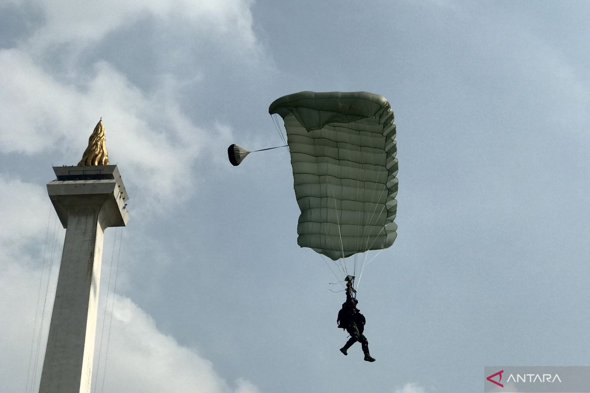 TNI unjuk kemampuan terjun payung sampai bela diri militer di HUT ke-79