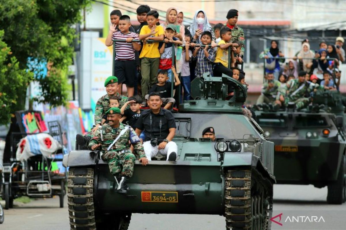 Warga serbu panser Anoa saat perayaan HUT ke 79 TNI di Lhokseumawe