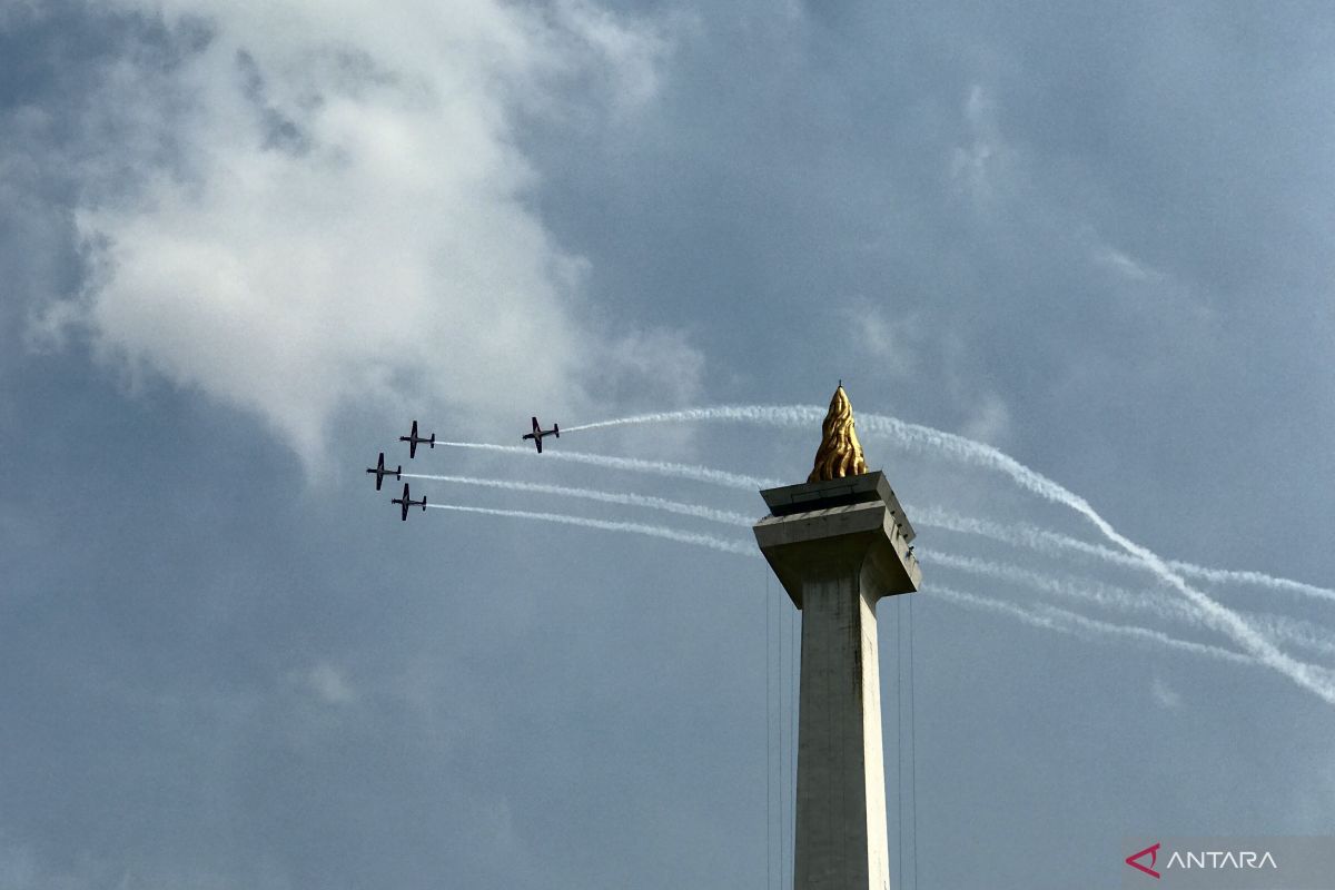 Jupiter Aerobatic Team kembali bermanuver di langit Monas saat HUT Ke-79 TNI